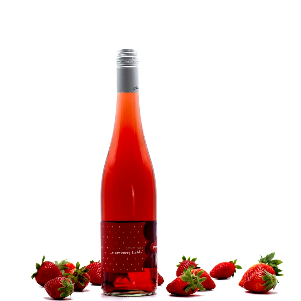 Geisser Rosé Straberry Fields mit Erdbeeren daneben