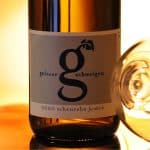 Weingut Geisser Scheurebe mit Weinglass