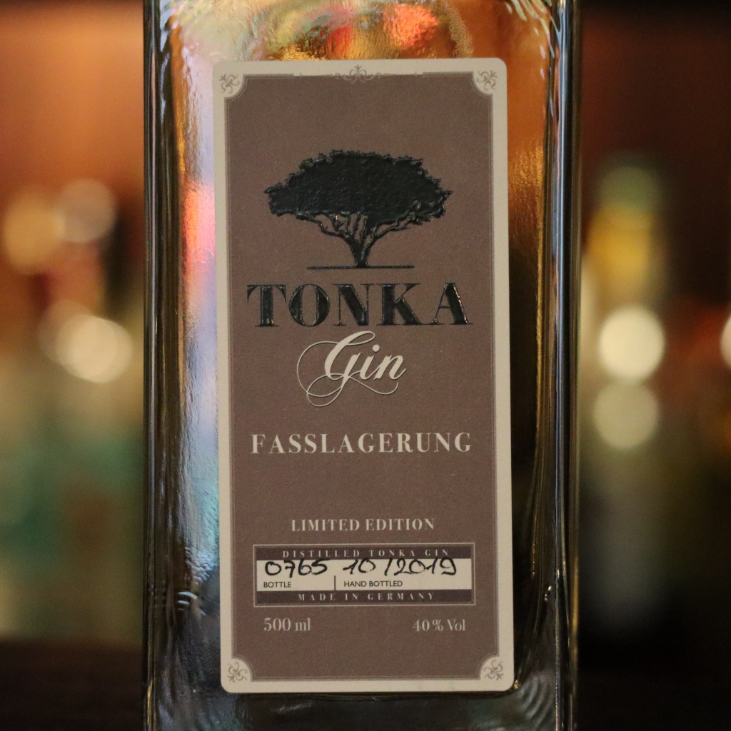 Tonka Gin Fasslagerung dunkel an der bar